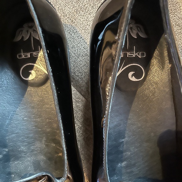 Dansko olivia loafers patent leather 39 . Briefly worn on carpet in house. EUC - Picture 4 of 5